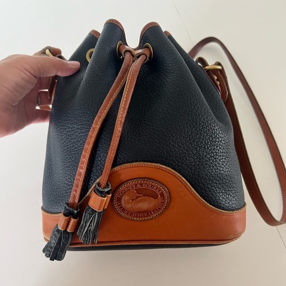 Vintage Dooney & Bourke Navy Blue & Tan Pebbled Leather Drawstring Bucket Bag - Picture 16 of 16